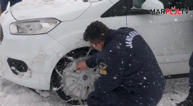 Araçlarında mahsur kaldılar son anda kurtarıldılar