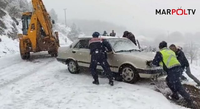 Öğrencilerin ve sürücülerin yardımına jandarma yetişti