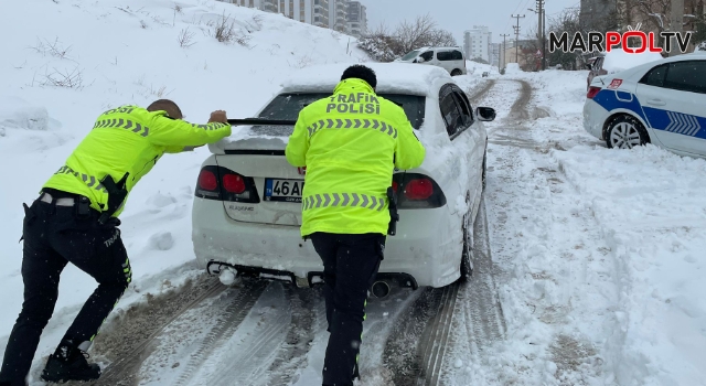 Sürücülerin imdadına polis ekipleri yetişti