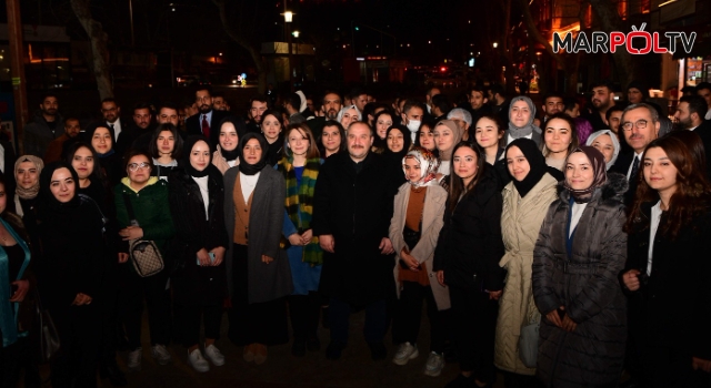 Bakan Varank Demokrasi Meydanı’nda Gençlerle Buluştu
