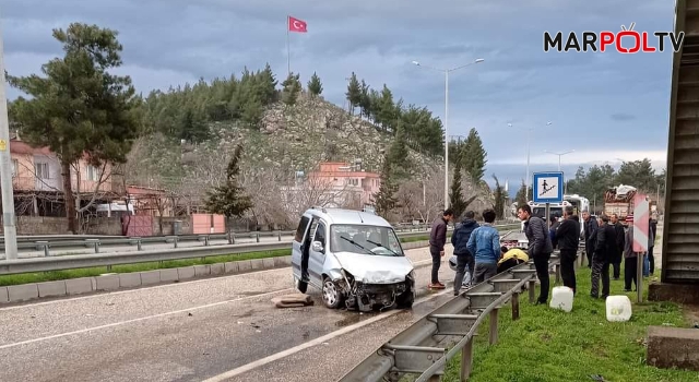 Hafif ticari araç bariyerlere çarptı: 3 yaralı