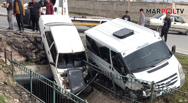 Trafik kazası sonrası otomobil su kanalı üzerinde askıda kaldı