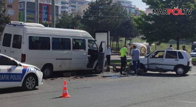 Kahramanmaraş’ta minibüs ile otomobil çarpıştı: 1’i bebek 3 yaralı