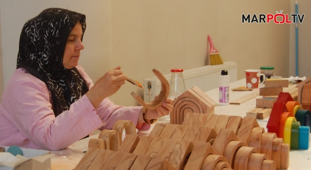Büyükşehir Belediyesi tarafından açılan atölyede kadınlar, yöresel oyuncaklar üretiyor