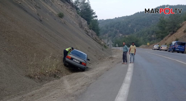 Yoldan çıkan otomobil toprak zemine çarptı