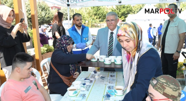 Başkan Mahçiçek, down sendromlu öğrenciler ve ailelerine aşure dağıttı