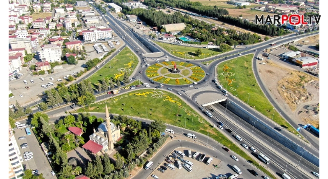 Mevsimlik Çiçeklerle Şehir Renklendi
