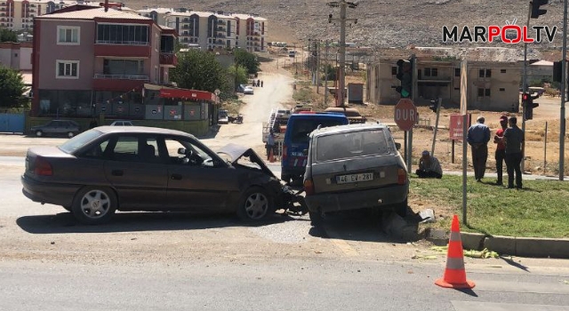 Elbistan'da iki otomobil çarpıştı: 1 kişi yaralandı