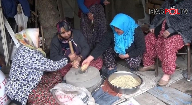 Kahramanmaraş’ta ev hanımları buğdayı taş değirmende öğütüyorlar