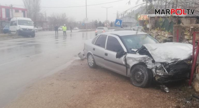 Elbistan’da otomobil ile minibüs çarpıştı: 3 yaralı