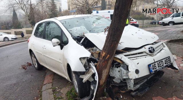 Kahramanmaraş’ta kontrolden çıkan otomobil ağaca çarptı