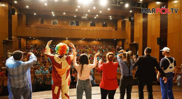 Minik Tiyatroseverler ‘Çözüm Bakanlığı’nı Büyük Bir İlgiyle Takip Etti