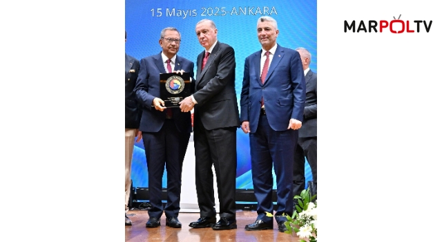 TOBBdan Kipaş Holding Yönetim Kurulu Başkanı ve KMTSO Meclis Başkanı Mehmet Hanefi Öksüz'e Hizmet Şeref Belgesi