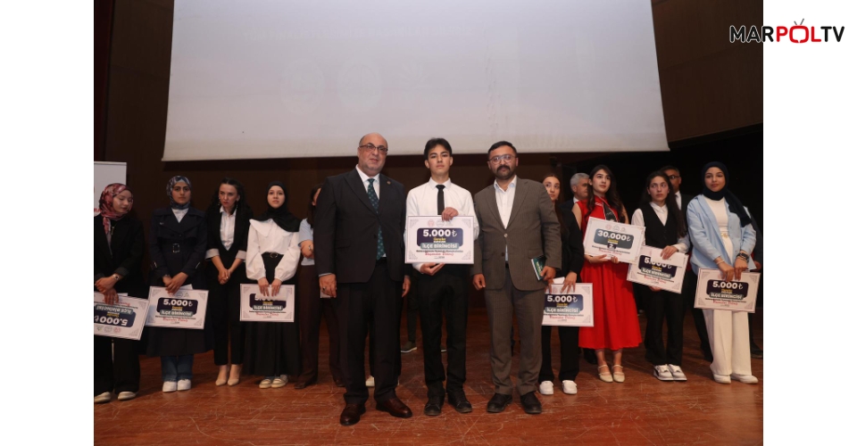 ŞAHBAZ DERNEĞİ’NDEN FİLİSTİN TEMALI KONUŞMA YAPAN ÖĞRENCİYE UMRE HEDİYESİ
