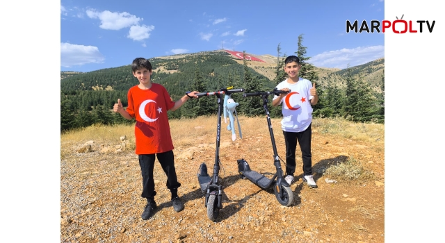 Scooterlarını bayrak sevgisi için sürdüler, zirvede dünyanın en büyük ay yıldızıyla buluştular