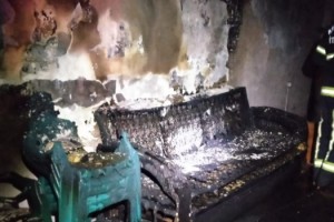 Alkollü fazla kaçırınca yaşadığı evi yaktı