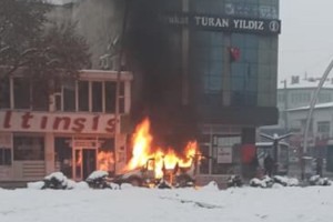 Elbistan’da hafif ticari araç alev topuna döndü