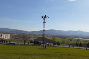 Heyelandan etkilenen yeraltı şebekesine alternatif elektrik direği montajı