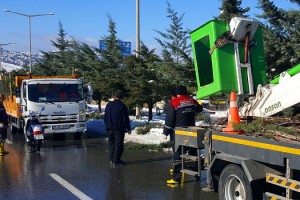 Kar Devirdi Büyükşehir Temizledi