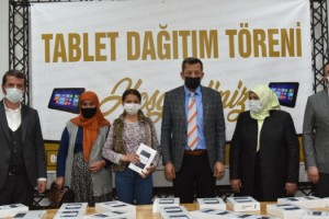 Türkoğlu Belediyesi, öğrencilere 200 adet tablet dağıtımı gerçekleştirildi