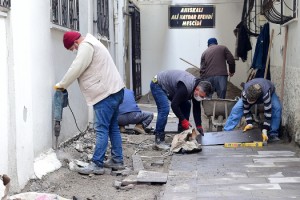 DULKADİROĞLU’NDA BAZALT VE PARKE ÇALIŞMALARI SÜRÜYOR