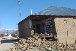 Kahramanmaraş’ta evi yıkılan aile yardım bekliyor