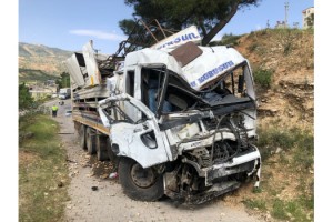 Kahramanmaraş’ta freni patlayan kamyon 3 araca çarptı