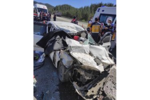 Kahramanmaraş’ta otomobil kamyona çarptı: 3 ölü