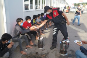 Türk polisinden insanlık dersi