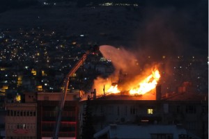 Kahramanmaraş’ta apartmanın çatı katı alev alev yandı