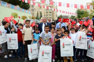 Başkan Mahçiçek, “’Kitaplar Devletten, Çanta ve Kırtasiye Seti Onikişubat Belediyesi’nden’”