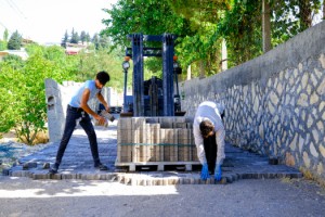 DULKADİROĞLU’NDAN AYAKLICAOLUK VE KÜÇÜK NACAR MAHALLELERİNDE PARKE ÇALIŞMASI