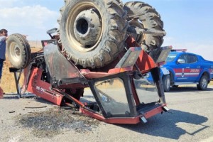 Traktörün kabini sürücüsünün hayatını kurtardı