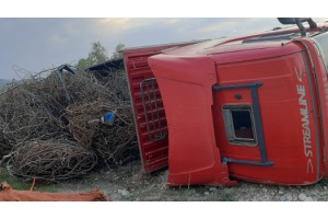 Kahramanmaraş’ta hurda yüklü tır devrildi: 2 yaralı