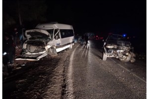 Kahramanmaraş’ta minibüs ile kamyonet çarpıştı: 15 yaralı