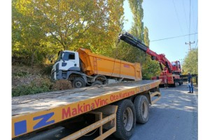 Kahramanmaraş’ta zift yüklü kamyon bahçe duvarına çarptı