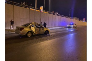 Otomobil beton elektrik direğine çarptı: 1 yaralı