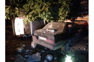 Virajı alamayan araç bahçe duvarına çarptı: 2 yaralı