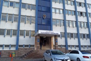 Yaşlı adam bulduğu parayı hiç düşünmeden polise teslim etti