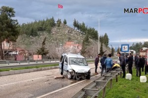 Hafif ticari araç bariyerlere çarptı: 3 yaralı