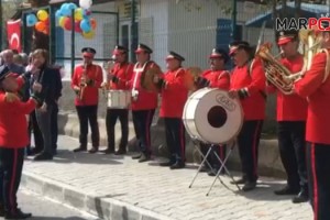 Kavga ihbarına giden polis ekiplerine bandolu sürpriz