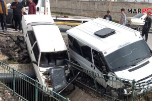 Trafik kazası sonrası otomobil su kanalı üzerinde askıda kaldı