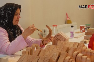 Büyükşehir Belediyesi tarafından açılan atölyede kadınlar, yöresel oyuncaklar üretiyor