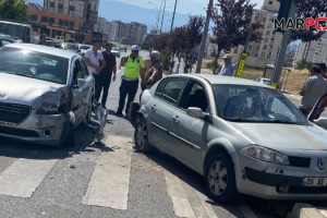 Kırmızı ışıkta bekleyen otomobillere arkadan çarptı!