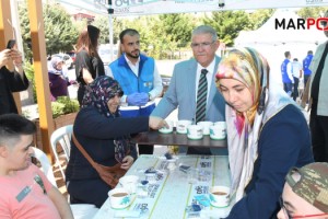 Başkan Mahçiçek, down sendromlu öğrenciler ve ailelerine aşure dağıttı