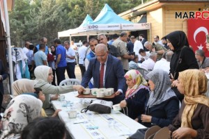 Başkan Mahçiçek, şehit aileleri ile gaziler ve ailelerine aşure dağıttı