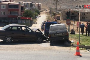 Elbistan'da iki otomobil çarpıştı: 1 kişi yaralandı