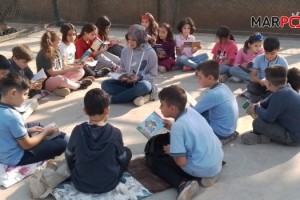 Kahramanmaraş’ta okul bahçesinde minderiyle kitap okudular