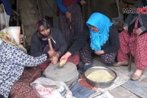 Kahramanmaraş’ta ev hanımları buğdayı taş değirmende öğütüyorlar