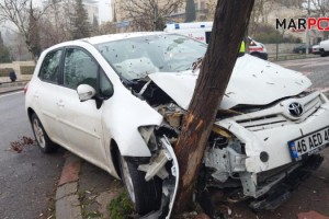 Kahramanmaraş’ta kontrolden çıkan otomobil ağaca çarptı